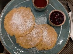 宿泊していたホテル、コートヤードバイマリオットのレストランで軽くパンケーキの朝食を頂きました。
朝食後、荷物をまとめて地下鉄とバスを乗り継いで空港へ。

