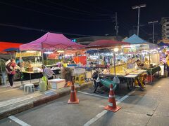 帰り道。
屋台がいっぱい出ていたけど、全然お腹が空いていなかったので、見学のみ。
虫の屋台もあった…
ツーリスト向けの屋台街やと思うんやけど、買う人いるんかな。