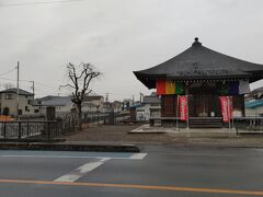 常泉寺地蔵堂　七曲井（ななまがりのい）が見えます。