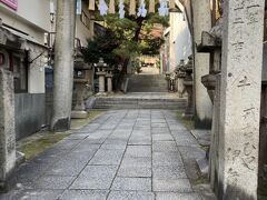 ロープウェイの始発が9時なので、
乗り場近くの艮神社へ。
うしとらと読みます。

時をかける少女のロケ地らしいですが、私が生まれる前の作品なので、アニメ版のしか知らない。
大きな御神木の楠木がありますが、保護のため近くには寄れないようになってます。
眺めるだけ?