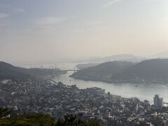 まだ、朝のもやが残っている尾道水道。
千光寺頂上からの眺めは最高