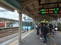 高岡駅からはあいの風とやま鉄道に乗り換えて北陸本線を敦賀へと向かいます、金沢までは18きっぷは使えません
１２：００、金沢行普通列車に乗車