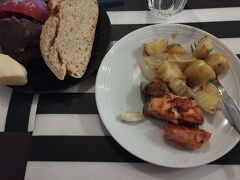 夕食は市場で買った鮭とジャガイモ、コロンボショッピングセンターで買ったパン、「ヴィーニョ・ヴェルデ」