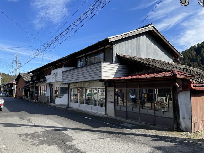 劇場通りの4軒長屋<br /><br />同じ屋根の下に５枚の壁で4軒単位の長屋を造った<br /><br />屋根が続きだから建築費の節約になったそうです（ガイドさん）