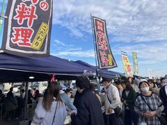 昨日、あんなに疲れたけど、
今日は6:30にホテル出発し、館花岸壁朝市へ。
7時ごろに着くと、もうすでに周辺は渋滞気味。
駐車場も混雑してはいますが、7時頃は帰る人も多いので車は停めれます。