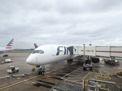 ロンドン・ヒースロー空港に到着！
アメリカン航空の隣だったためワンワールド繋がりかと思いましたが、その後ろをスカイチームのデルタ航空が通り去っていきました。