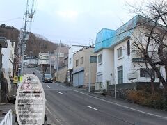 １２：３０頃小樽駅に到着し、三角市場の横を通って、駅裏手にある船見坂を目指します。
映画ラブレターの舞台になった坂らしく、写真を取っている人たちがいました。
この坂を上ると海まで見渡せるビューポイントがあるようですが、この日は優先することがあったので登りませんでした。
１２月の訪問ですが、ご覧の通り雪は積もっていなくて残念。
少し前まで積もっていたらしいですが前日の暖かい雨で溶けてしまったとか。

この坂の入り口にある環境雑貨と絵本の店ワオキツネザルで店主の方とランチをします。
