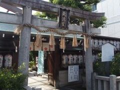 渉成園からは間之町通を少し上ると、文子天満宮があります。こちらは天神信仰の発祥の天満宮とされていて、北野天満宮の前身にあたるそうです。
菅原道真の乳母・多治比文子が道真公の死後、邸宅に祀っていた祠がもとになっているそうです。それほど大きくはない天満宮ですが、歴史を感じられます。