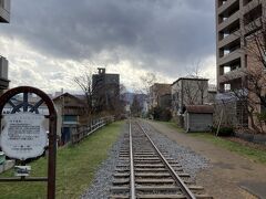 
小樽駅まで歩く途中、旧手宮線跡を通りました。
昨日の午後は、写真を撮る観光客が列を作っていました。今朝は静かです。

線路の向こうに、鈍色の雲が広がっていました。廃線に似合います。
