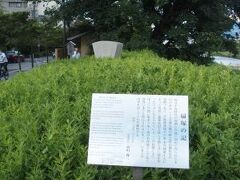 市比賣神社から河原町通を少し上るとすぐに五条通に出ます。その東側には鴨川、五条大橋があります。その五条大橋の西側にはこの扇塚があります。
扇は平安時代初期にこの場所にて生まれ、作られたそうです。その後の公家文化や能などの芸能に欠かせない品ですし、その扇がこの場所から生まれた、というのは初めて知り勉強になりました。