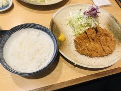 百合ヶ丘駅から徒歩3分くらいのとんかつ屋醍醐で定食を食べて散歩への下準備をする