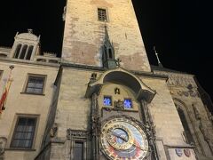プラハの観光名所の一つ。天文台時計です。
旧市庁舎でもあります。
タイミングが合わず、からくりを見ることは叶わずでしたが、約600年前に作られたこの時計をみることができてよかったです。昔の人の知恵って本当にすごい。