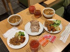 福岡空港のラウンジで昼食