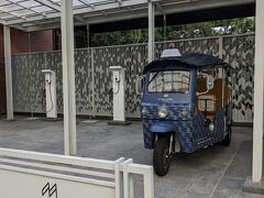 BTSのスクンビット線でナナ駅まで移動して下車。今回宿泊したMAISON HOTEL BANGKOKに荷物を預けに来ました。

あんまり口コミがないのが不安だったんだけど、地図によっては違う名前で載ってたのでどうやらリニューアルしたてっぽい…？中もきれいだしスタッフの皆さんもフレンドリーで短期滞在の私には十分すぎるホテルでした。
ただ、ナナ駅から歩いて来るといかにも歓楽街な通りを通るので最初はちょっとびっくり笑　朝だったし、ホテルの敷地に入るところはゲート＋警備員さんもいて危ない感じは全然なかったですけどね。警備員さんに「ご宿泊ですか？」って話しかけられたんだけど、「(なんか、こんなエリアですみません...)」みたいな表情してて笑ってしまいました。

朝8時頃だったので当然チェックインはできず(でも「12時には入れるようにするね！」と言ってもらえました)。キャリーを預けて外出します。