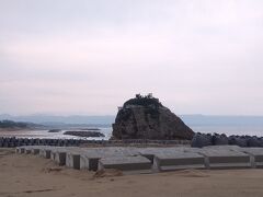 気を取り直して、日御碕方面へ。
稲佐の浜。神々が降りてくるところです。よくガイドブックに載っている景勝地ですが、天気が悪くて綺麗に撮れず。