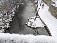 目的のキムチ屋さんはまだ準備中^^;
時間潰しに雪の清渓川を散歩することに。ソウルの雪はさらさらなので傘がなくてもOKです。