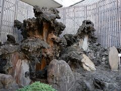 ●大湯間歇泉

「湯前神社」の手前側には、熱海七湯の１つ「大湯間歇泉」という古くからの間歇泉があるものの、残念ながら噴出が止まってしまったそう。
現在は約５分ごとに人工的に湯を噴出させて当時の様子を再現しており、ここでちょっと待ってみましょう。