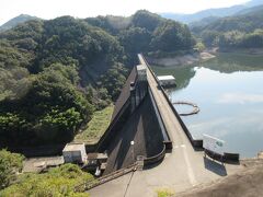 10:05-10:10　玉川ダム（愛媛県今治市玉川町）
ここも今治市に向かう国道317号線沿いにありました。
春の桜、秋の紅葉、玉川湖公園やキャンプ場もあります。
花見シーズンは、たくさんのこいのぼりをダムの上に張る700mのワイヤーに吊るされるそうです。