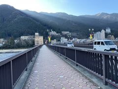 下呂温泉街散歩　下呂大橋

駅を見に行くので川を渡る

専用歩道があるので安心