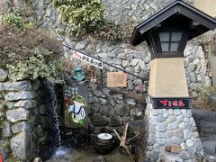 下呂温泉街散歩　かえるの滝

「この水で手を清めると　よみがえる　わかがえる」

と案内板に書いてある