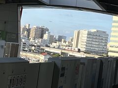 　ゆいレールでまた空港へ。本日5度目の利用です。1日乗車券は表面を機械に向けなければ、読み取ってもらえないと言うことも、身に付きました。
　先ほどのグランドスタッフがまだいらして、「宅空便でキャリーをお願いしようと思って、持ってまた来ました。」「お待ちしてました。」とご挨拶。ターンテーブルで待たない分、娘宅に早く着きます。