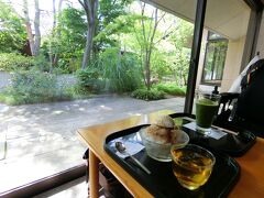 松本城から徒歩で「開運堂松風庵」でお茶しました。
暑かったので、涼しい場所で素敵な庭を見ながら、かき氷と抹茶アイスドリンクを頂きました。