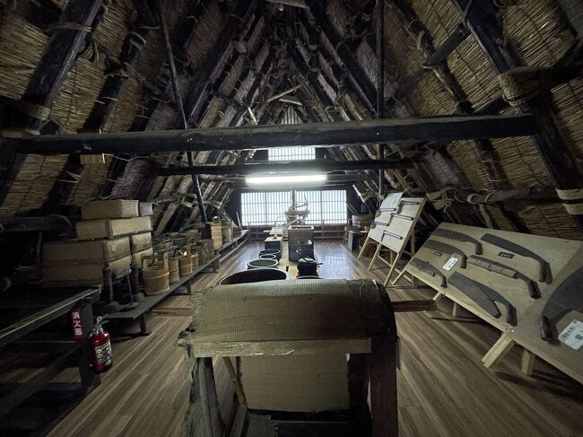 下呂温泉合掌村　民俗資料館（旧岩崎家住宅主屋）<br /><br />屋根裏部屋　鋸などの展示もありますが<br /><br />一番感動したのは茅葺屋根の内側です