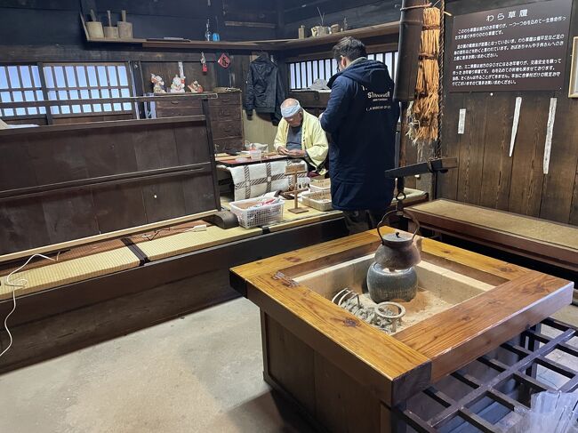下呂温泉合掌村　民俗資料館（旧岩崎家住宅主屋）<br /><br />１階でわら草履職人さんの実演<br /><br />わら草履お守りも販売している