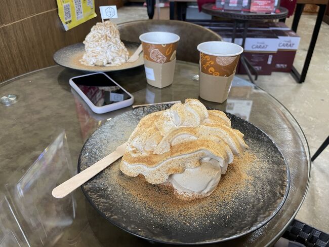 千寿堂本店　<br /><br />とちの実シフォン（手前）ととちの実モンブラン（奥）<br /><br />どちらもボリューム満点