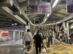 香港駅で下車して、国際金融ビルを背に通路をまっすぐ、セントラルマーケットを突き抜けて、ヒルサイドエレベーターでホテルに向かう。2つ目の階段を降りてWellington streetを上環方面に歩く