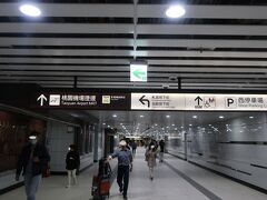 台北駅の地下通路を空港行きのＭＲＴに向かい歩きます