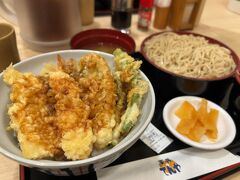 天丼そばセット　980円

アブラものが重たいお年頃‥

ちょっと後悔
天丼は衣をよけながら食べました

お店を出る際にみなさんが店員さんに
「ごちそうさま」って声をかけてたのが
印象的でした

JAL機炎上の奇跡の脱出劇につながるものを
感じた‥
