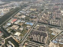 ほぼ、定刻での着陸になりました。
34Rへのアプローチだったので、窓からは天津の市街地が見えました。