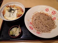 １月２日、どこもかしこもお休みで、東京駅の飲食店ならとやってきた「いろり庵きらく グランスタ丸の内店」、ピシッとしまっていてスゲー旨かった！なんなら、カツ丼だけでいったら「ゆで太郎」より好き！！！