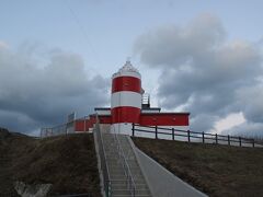 そのまま坂を上って行くと目的地の日和山灯台があります。
もちろん冬季は休業中です。
赤と白の縞模様でノルウェーのアールネス灯台を思い出します。
