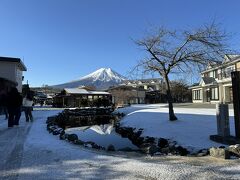 周囲も真っ白の鏡池（７番霊場）
富士山もきれいに、水面に映っています