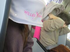 バスタにはたくさんのバスが乗り入れていました。
結構時間には厳密で、乗り遅れた人も何人か。
利用するなら時間に余裕を持って行きましょう。

私たちはウィラーエクスプレス、７:10発。
こんなキャノピー付き。
