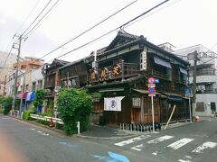続いては、天ぷらの老舗。
ちなみに、向かって左隣の店は、桜肉の老舗です。
