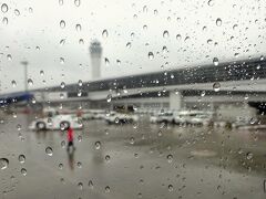 中部国際空港到着・・・
あれれ；　雨降りですねー