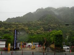 ロープウェイで山の上まで行けるようですが
雨で足元も眺めも悪そうなのでやめときましょ