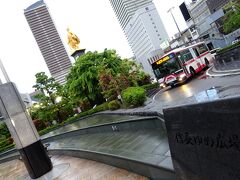 ホテルにチェックインしたら雨が小降りに
せっかくなので街歩きに出発ですよ
岐阜駅北口の信長ゆめ広場へ