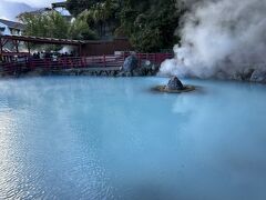 ３丁目はコバルトブルーの色をした地獄。白色物質は非晶質のシリカ（温泉沈殿物）で70年前後年数がかかって出来たものと推定されます。