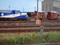 後藤駅に併設された後藤工場には、除雪時にディーゼル機関車に連結するとラッセルヘッドと、木次線で運転される（た？）トロッコ列車牽引用の機関車が止まっていました。
