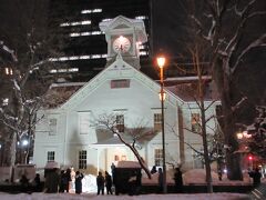 札幌と言えば、時計台。夜の時計台です。