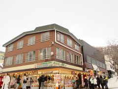 支笏湖のお店、前回来た時は閉まっていた気がします。ここも日本人率低し。