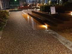 中央緑道。雨の影響からか、人通りは少ない感じでした。これから、中央緑道に設置された、徳川四天王の像を見に行きます。