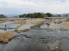 出町柳駅から下鴨神社へは河合橋を渡って行きますがその参道の先端部分を「鴨川デルタ」と呼んでいます。また「出町の飛び石」で遊んでいる方たちがおられ楽しそうです。