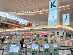 2時間前に羽田空港の第3ターミナルに到着。本日搭乗する中国東方航空はKでチェックインです。事前に座席指定をしてWEBチェックインを試みたのですが何故か羽田⇒上海分しかチェックイン出来たのですが、上海⇒ブタペストがチェックインできず。スーツケースも預けたかったのでカウンターに並びます。