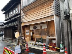 向かったのは日本酒真琴。
町屋を改修した良い感じのお店。

お昼から通し営業と便利。