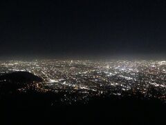 夜の街を見てみます。

ライブカメラもあるので、皆さんも是非ご覧ください。
https://www.youtube.com/watch?v=CBygtEXVuCs



